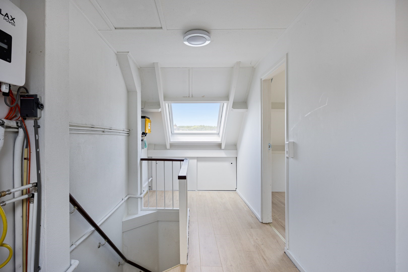 Ruime eengezinswoning met 5 kamers op eigen grond, 11 zonnepanelen en een centrale ligging in de wijk Ommoord. 