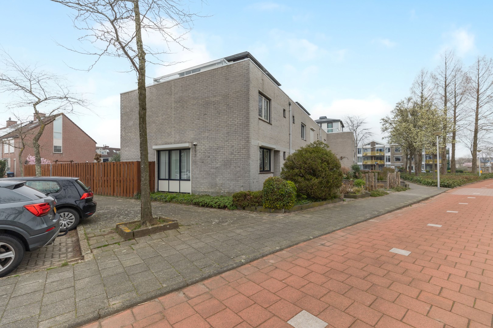 Hoekwoning op prettige locatie in de wijk Molenvliet, met aan de voorzijde vrij uitzicht over de singel. 