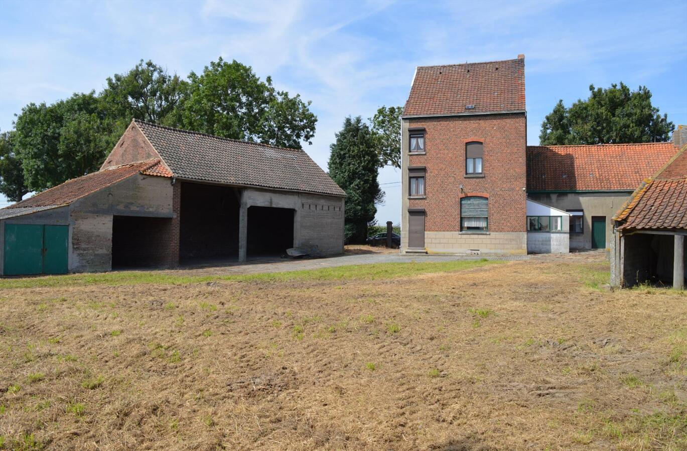 Herenhuis met stallingen op 2.726m&#178; te Lessen (mogelijkheid tot 1ha extra weiland) 