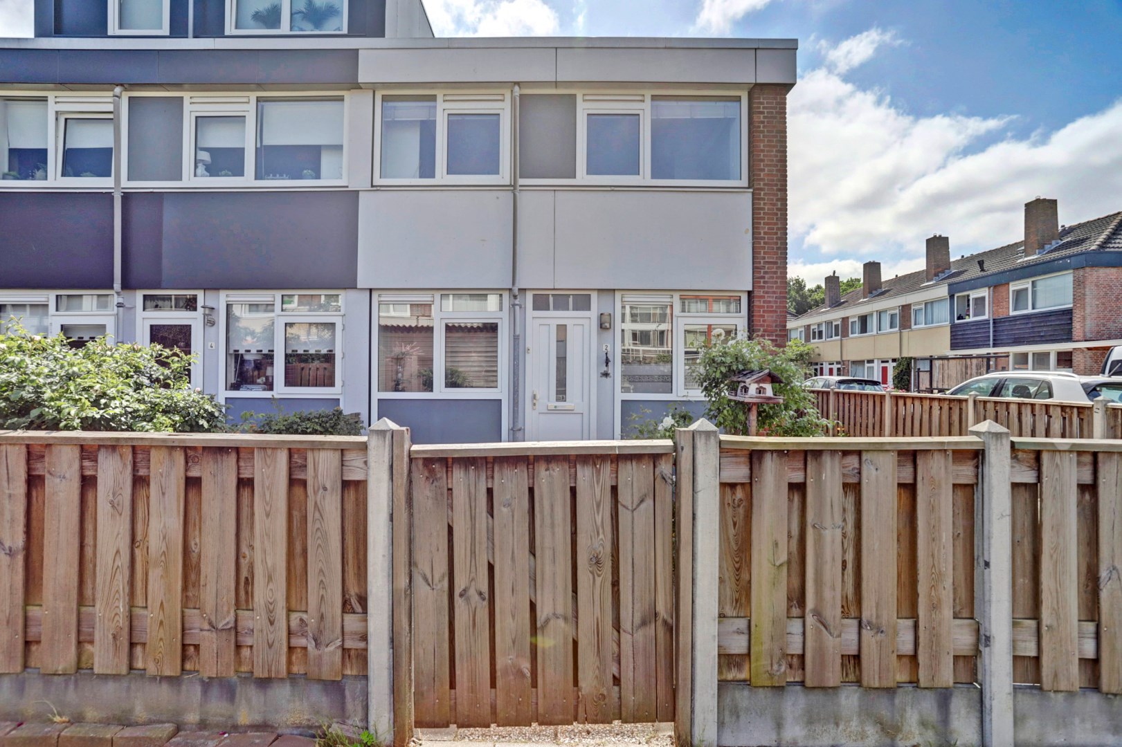 Leuke starters hoekwoning op 206 m&#178; eigen grond met 4- (voorheen 5) kamers, kunststof kozijnen en zonnige brede tuin! 
