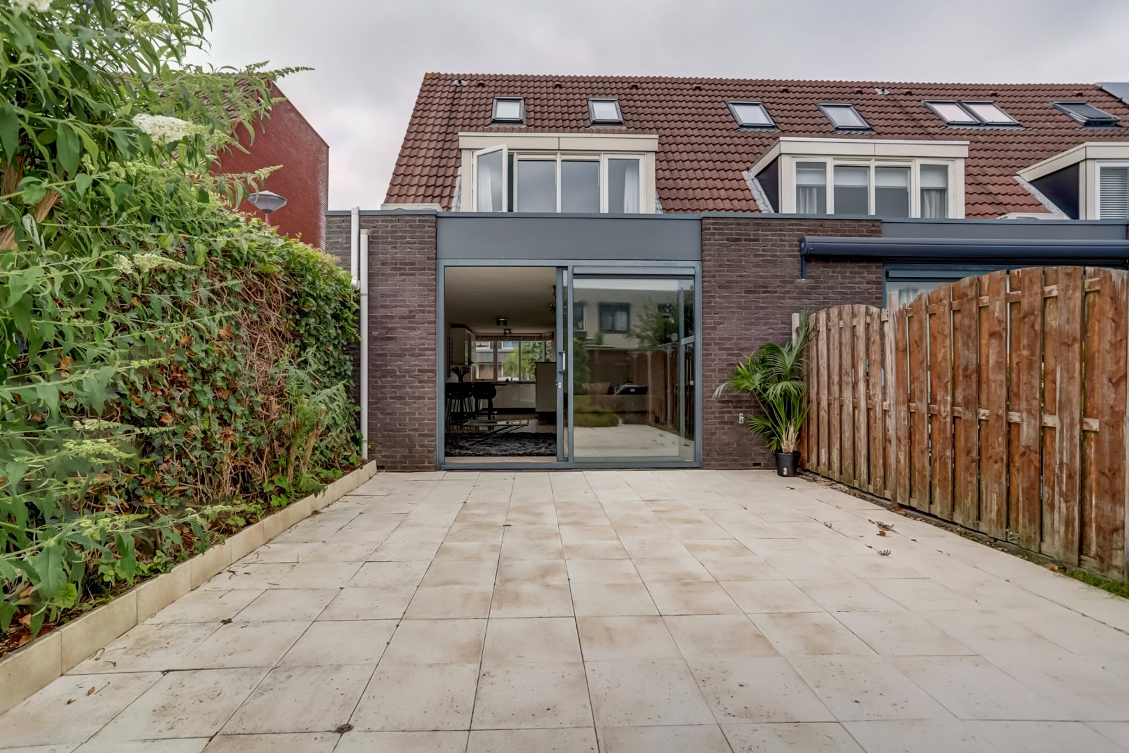 Kopers opgelet! Zonder te klussen te betrekken! Goed onderhouden 4-kamer hoekwoning met 3 ruime slaapkamers, moderne badkamer, ruime tuin op het zuidoosten, 10 zonnepanelen en gelegen op eigen grond! 