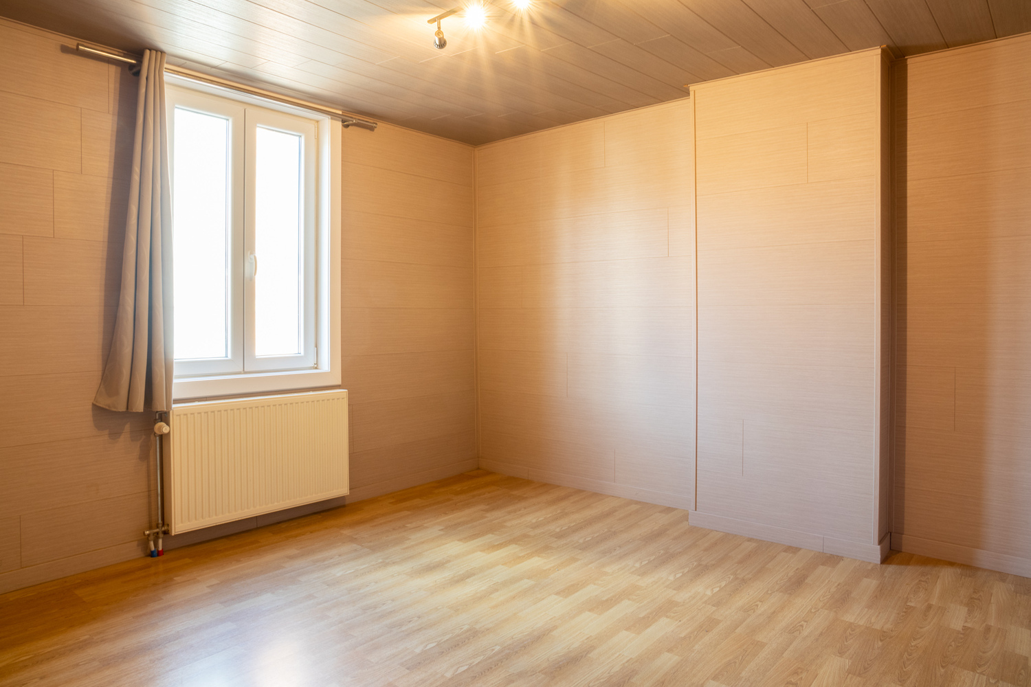 Centraal gelegen, zeer ruim en knap gerenoveerd rijhuis met patio, 5 slaapkamers (mog. 6) 