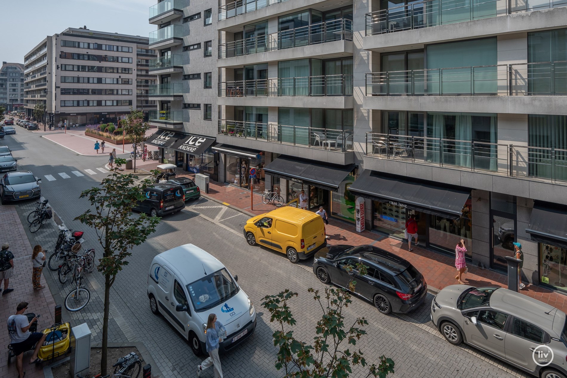 Appartement de 3 chambres r&#233;nov&#233; avec go&#251;t situ&#233; sur la Kustlaan, &#224; proximit&#233; de la place de la Tour de Lumi&#232;re et de la place du Triangle &#224; Knokke. 