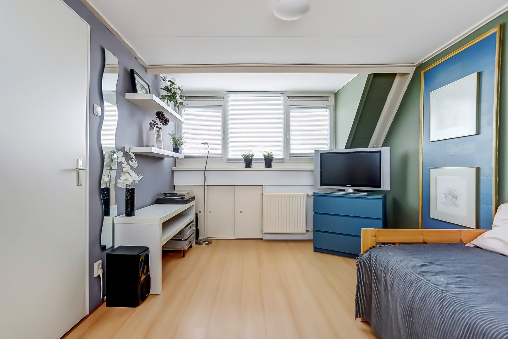 Dit fijne en energiezuinige (A-label) familiehuis met moderne keuken, 4 slaapkamers, 3 dakkapellen en riante achtertuin is direct te betrekken! 