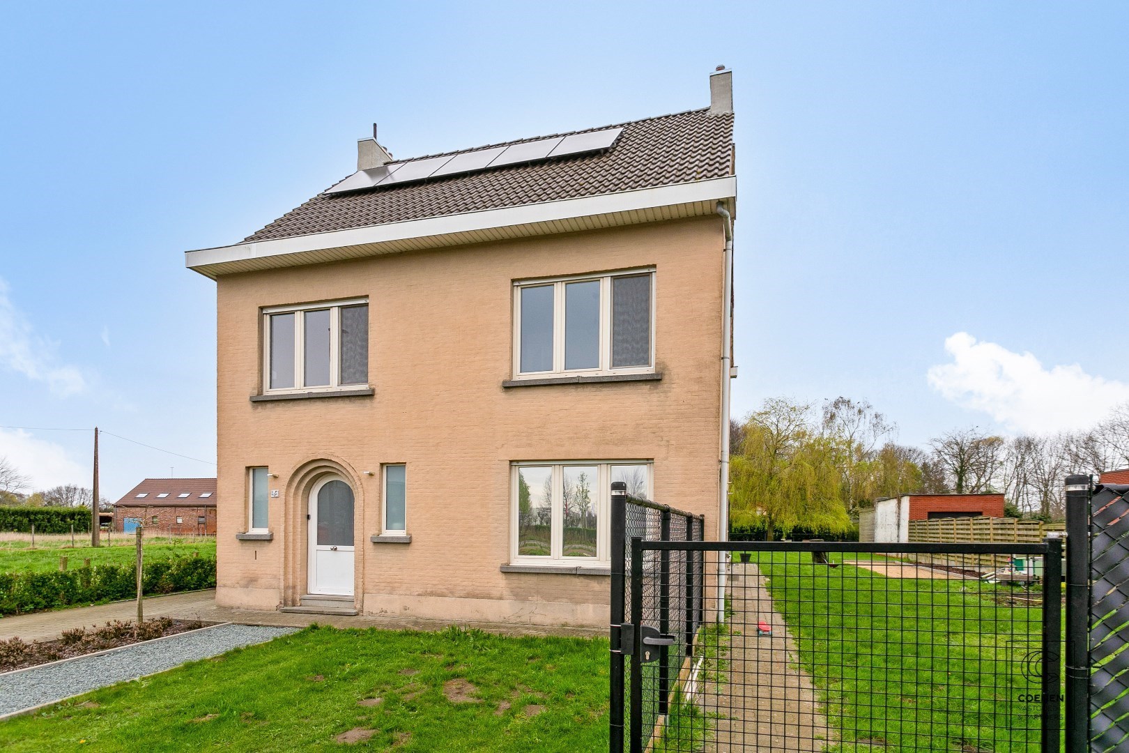 Instapklare woning met praktijkruimte &#233;n bouwgrond in Wommelgem. 4-5 slaapkamers, tuin, zonnepanelen en garage. 