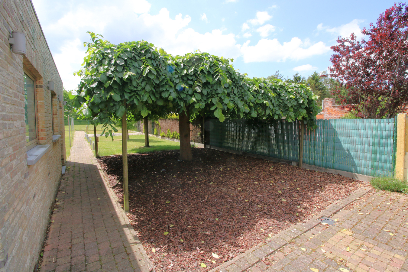 HOB met 3 slaapkamers, grote tuin en dubbele garage! 