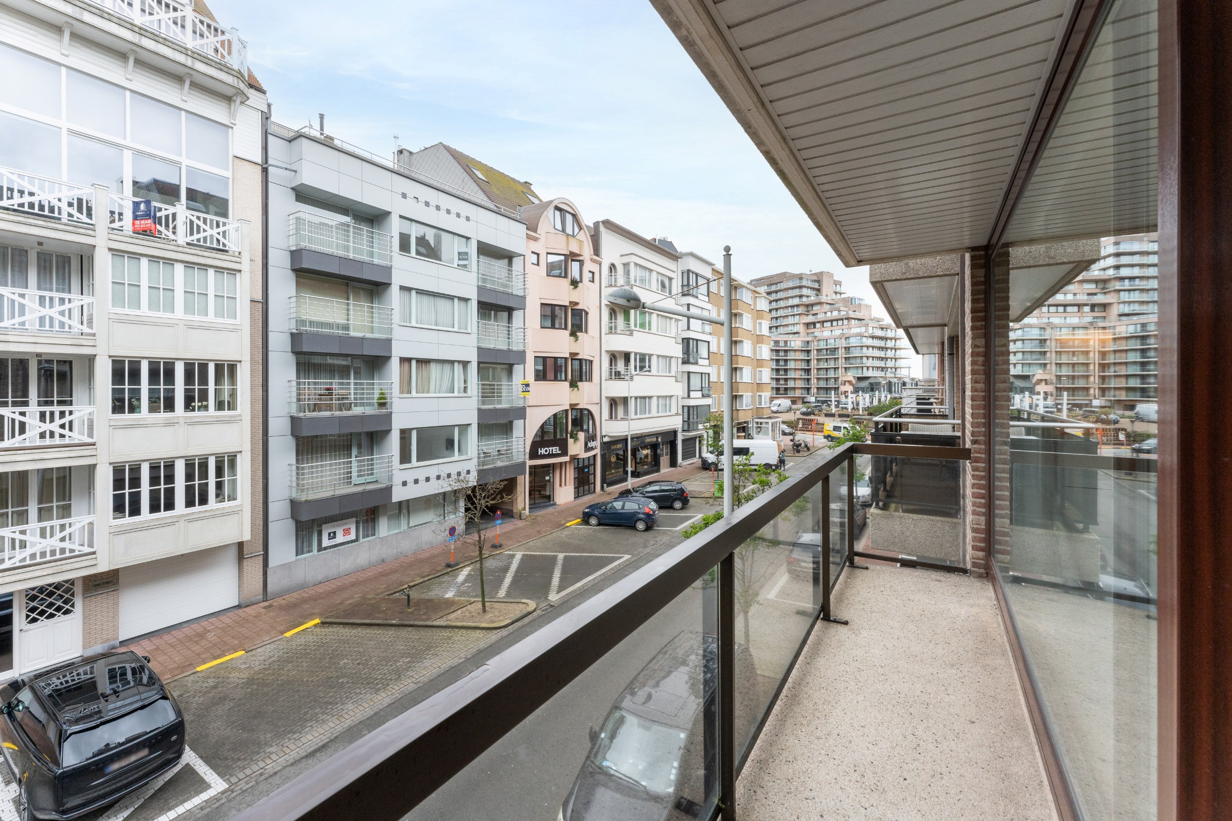 Bel appartement r&#233;nov&#233; situ&#233; du c&#244;t&#233; ensoleill&#233; de la Van Bunnenlaan &#224; Knokke, &#224; proximit&#233; de la digue. 