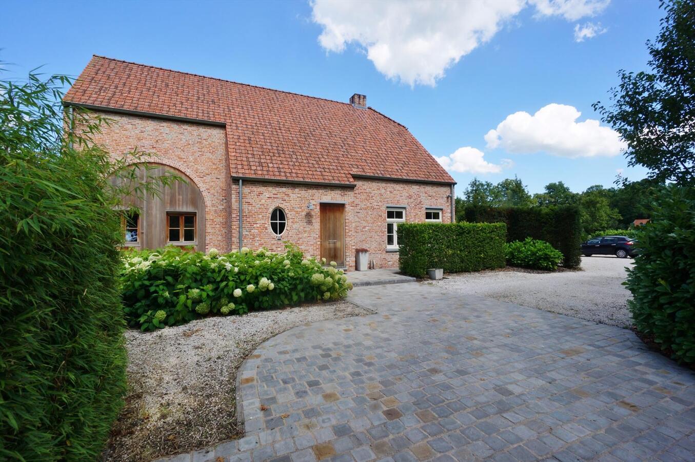 Luxueuze villa met hippische accommodatie op ca. 7643m2  te Vlimmeren 