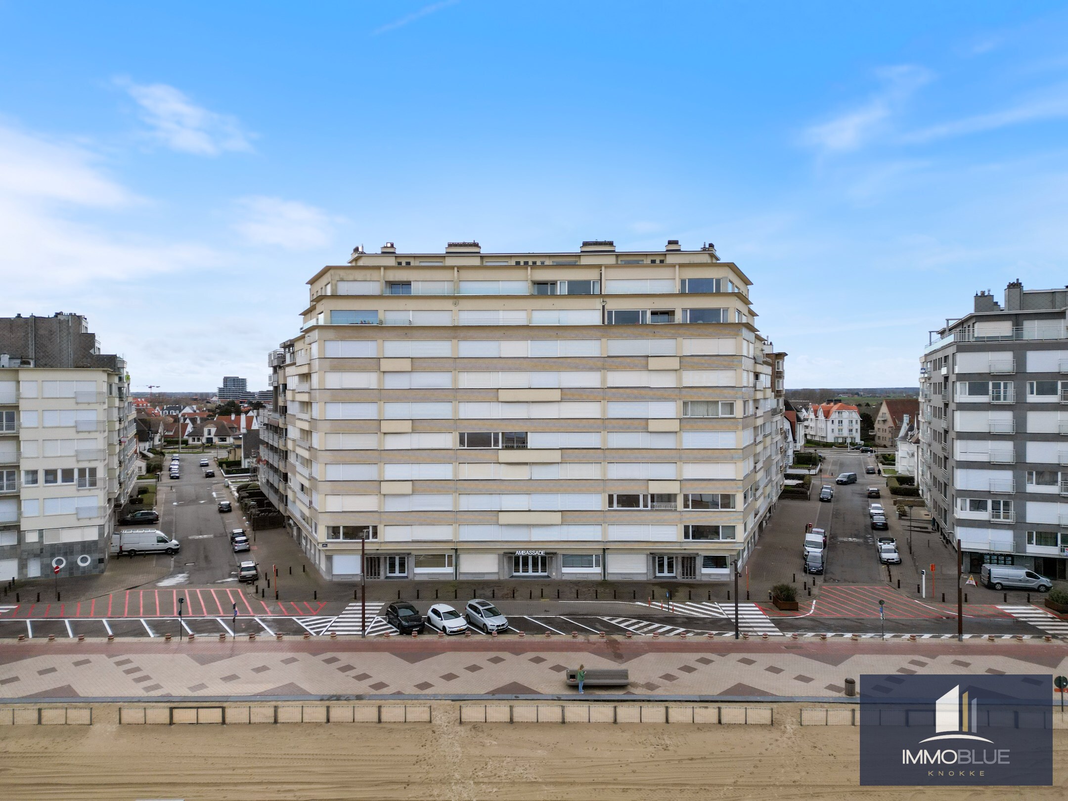 Appartement unique fini avec des mat&#233;riaux de tr&#232;s haute qualit&#233; et avec vue frontale sur la mer. 