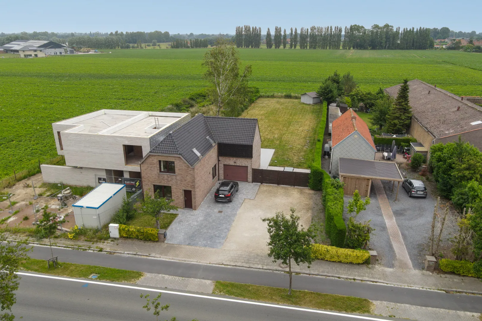 Halfopen woning met garage en 3 slaapkamers op zeer ruim perceel 1.220 m²! 