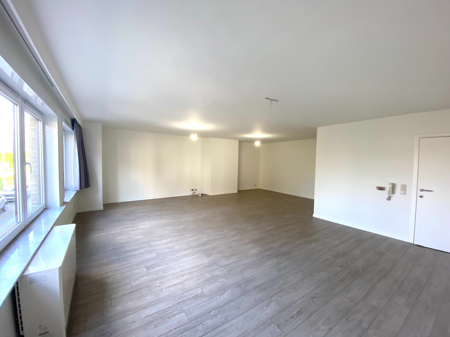 Instapklaar en zeer ruim appartement in hartje Waregem met 3 slaapkamers! 