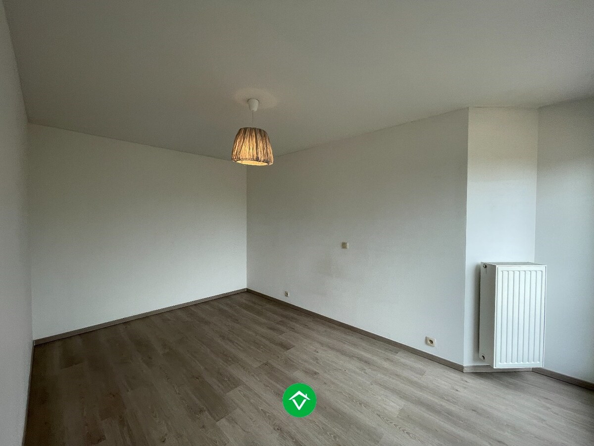 Rustig gelegen duplex appartement met 2 slaapkamers en autostaanplaats te Lichtervelde VRIJ 1/03/2024 
