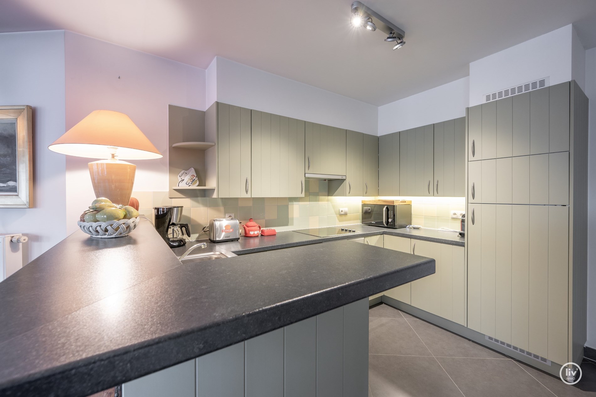 Appartement soign&#233; et contemporain avec une belle terrasse d&#39;angle orient&#233;e au sud, situ&#233; dans le vieux Knokke &#224; distance de marche du march&#233; aux l&#233;gumes de Knokke. 