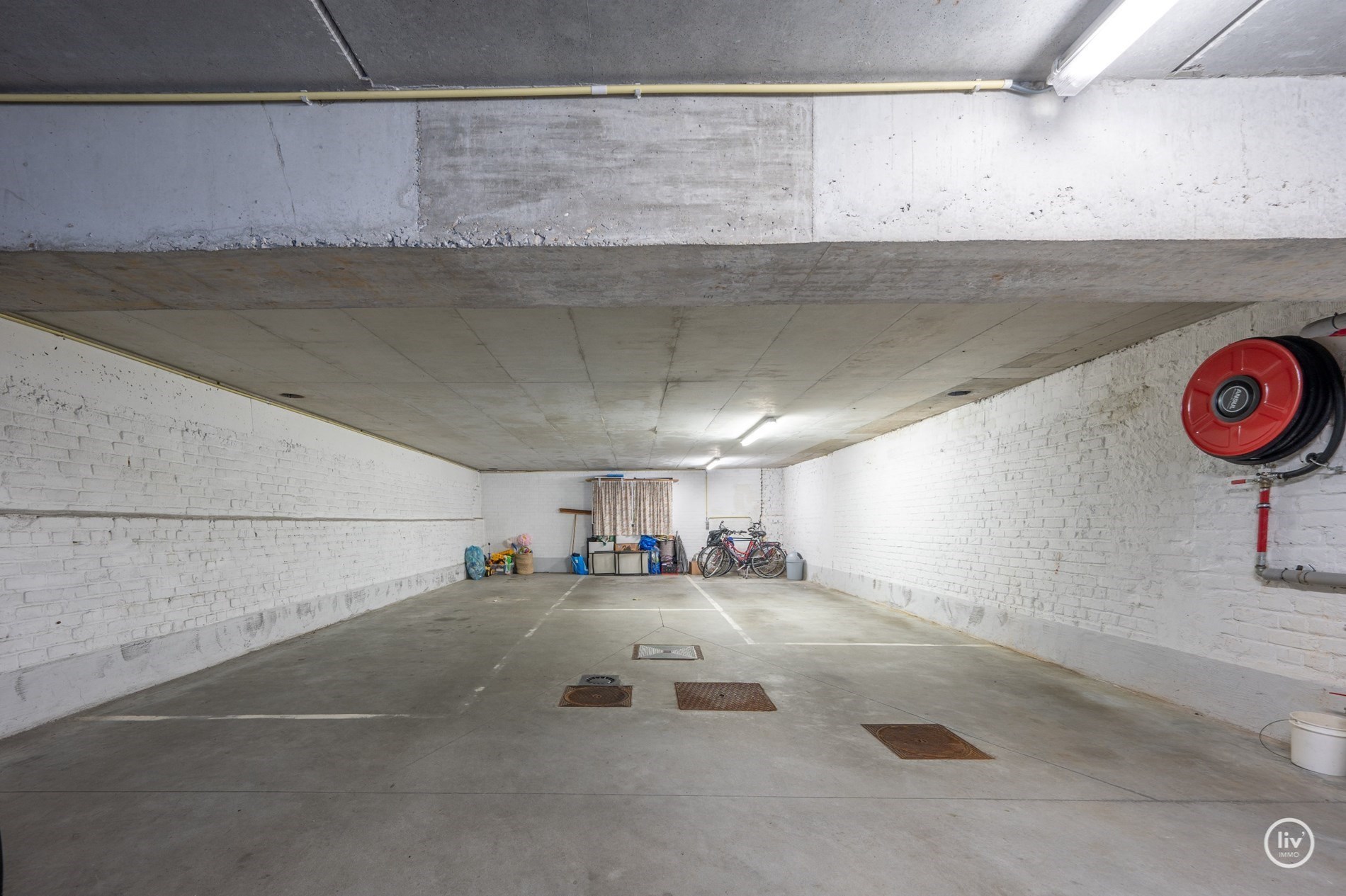 OPENDEURDAG 26/10 tussen 14 u en 16 u : Lichtrijk zuidgerichte duplex met 3 slaapkamers en een open zicht op enkele meters van het strand en de winkelstraten. 