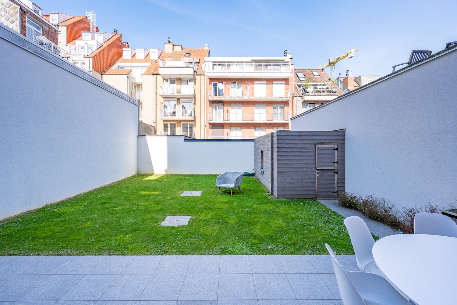 MEUBL&#201; : Appartement rez-de-chauss&#233;e unique et r&#233;cemment meubl&#233; avec un beau jardin ensoleill&#233;, id&#233;alement situ&#233; pr&#232;s de l&#39;avenue Dumortier &#224; Knokke. 