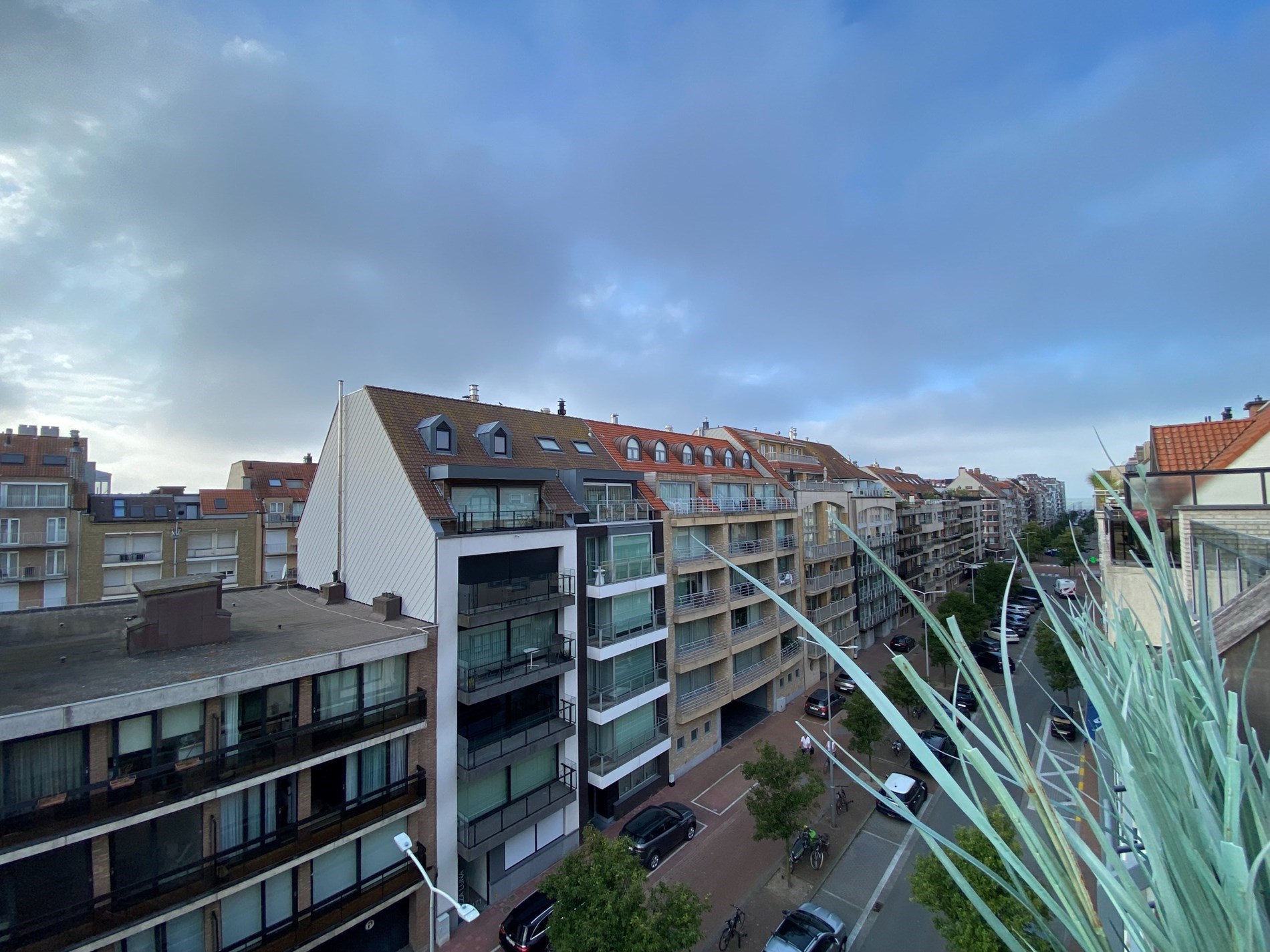 ONGEMEUBELD - Lichtrijk duplex-appartement te Paul Parmentierlaan met ruime terrassen op wandelafstand van de Zeedijk. 