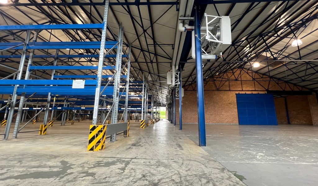 Bedrijfsgebouw met laadkades te koop in Gavere