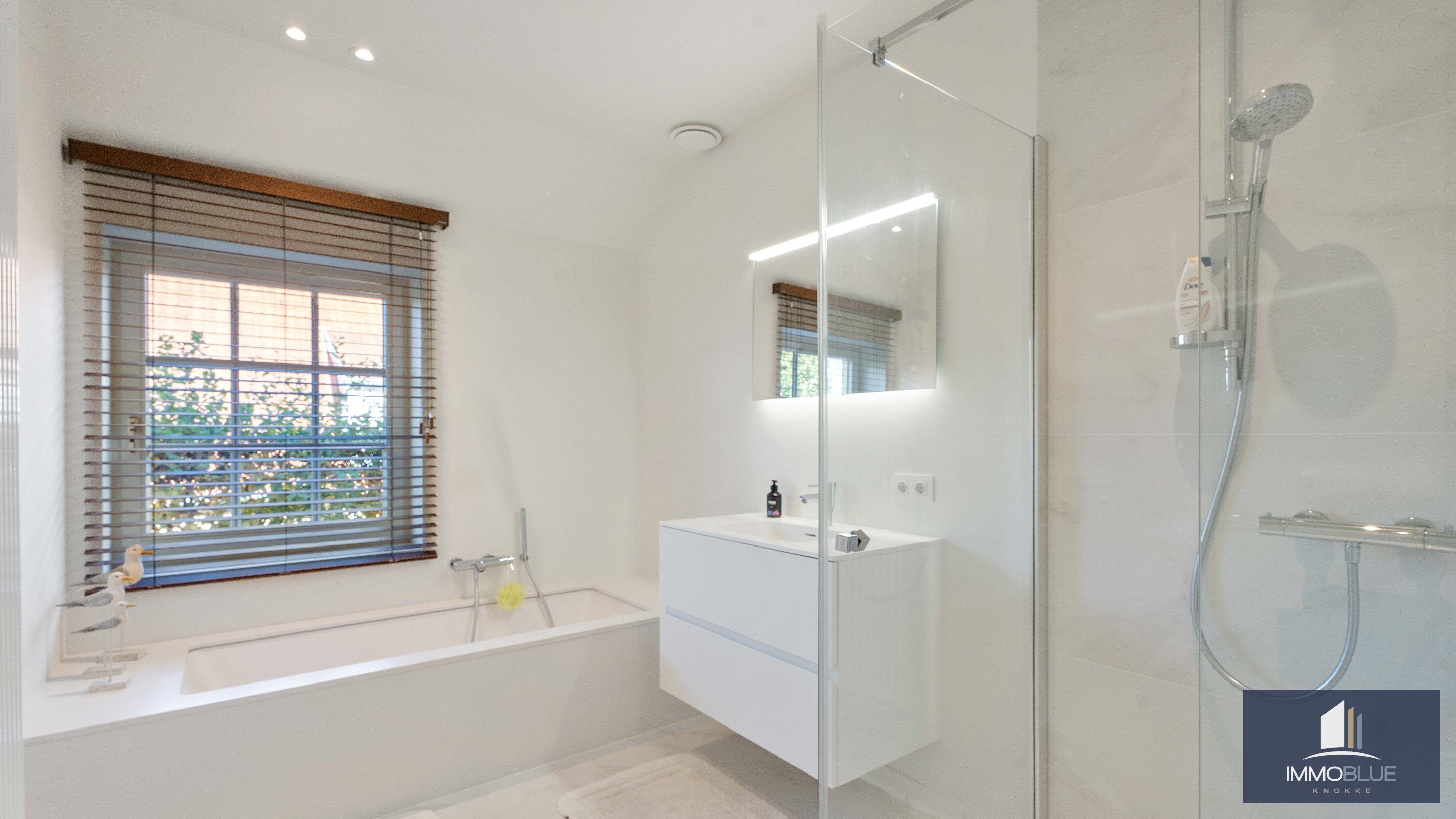 Exclusieve villa gelegen in een rustige, residenti&#235;le wijk . 