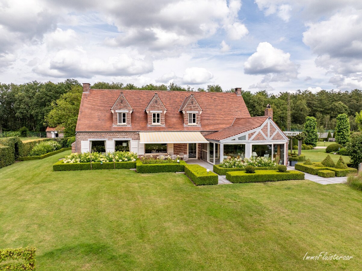 Exclusive country house with stables, swimming pool, and tennis court on an estate of approximately 9 hectares in Retie. 