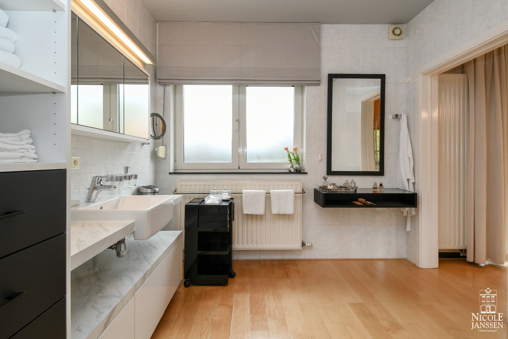 Badkamer met bidet en toilet 