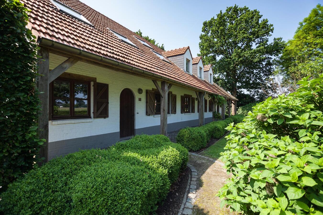 Charmante villahoeve met ingericht bijgebouw op ca. 80 are  te Wuustwezel 