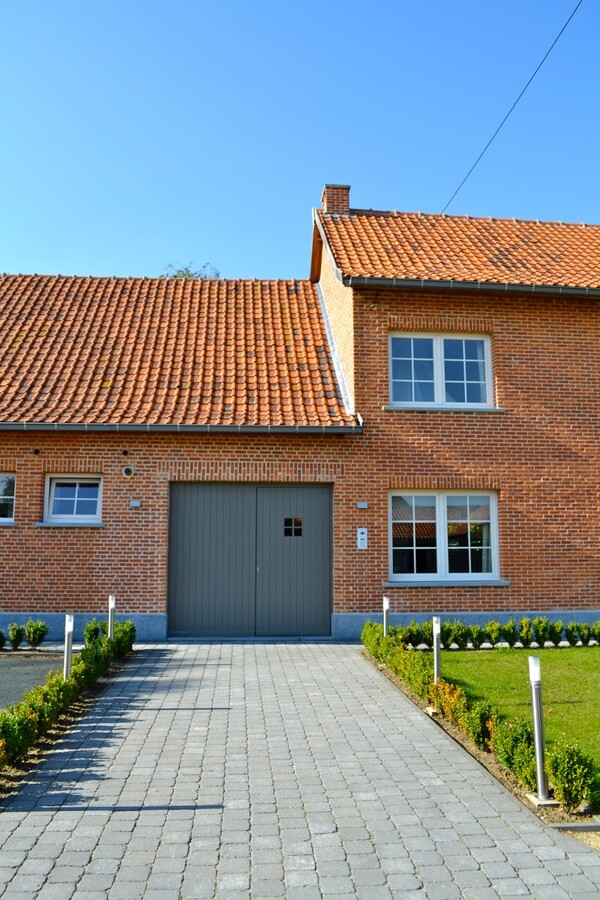 Gerenoveerde hoeve met stallen op ca. 2663m2 te Morkhoven 