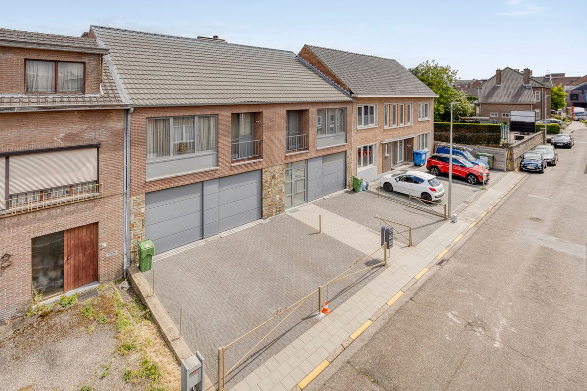 Opbrengsteigendom met 3 appartementen, garages en tuin 