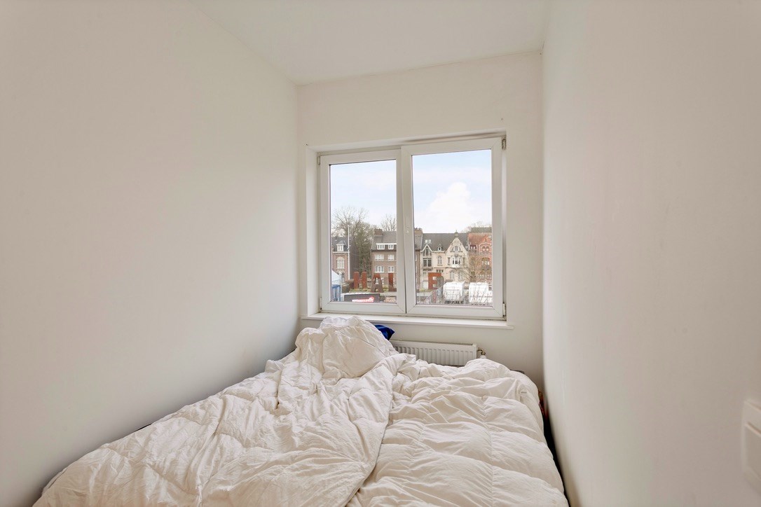Gerenoveerd penthouse app.met 3 slpk. centrum Halle, met terras en kelder 