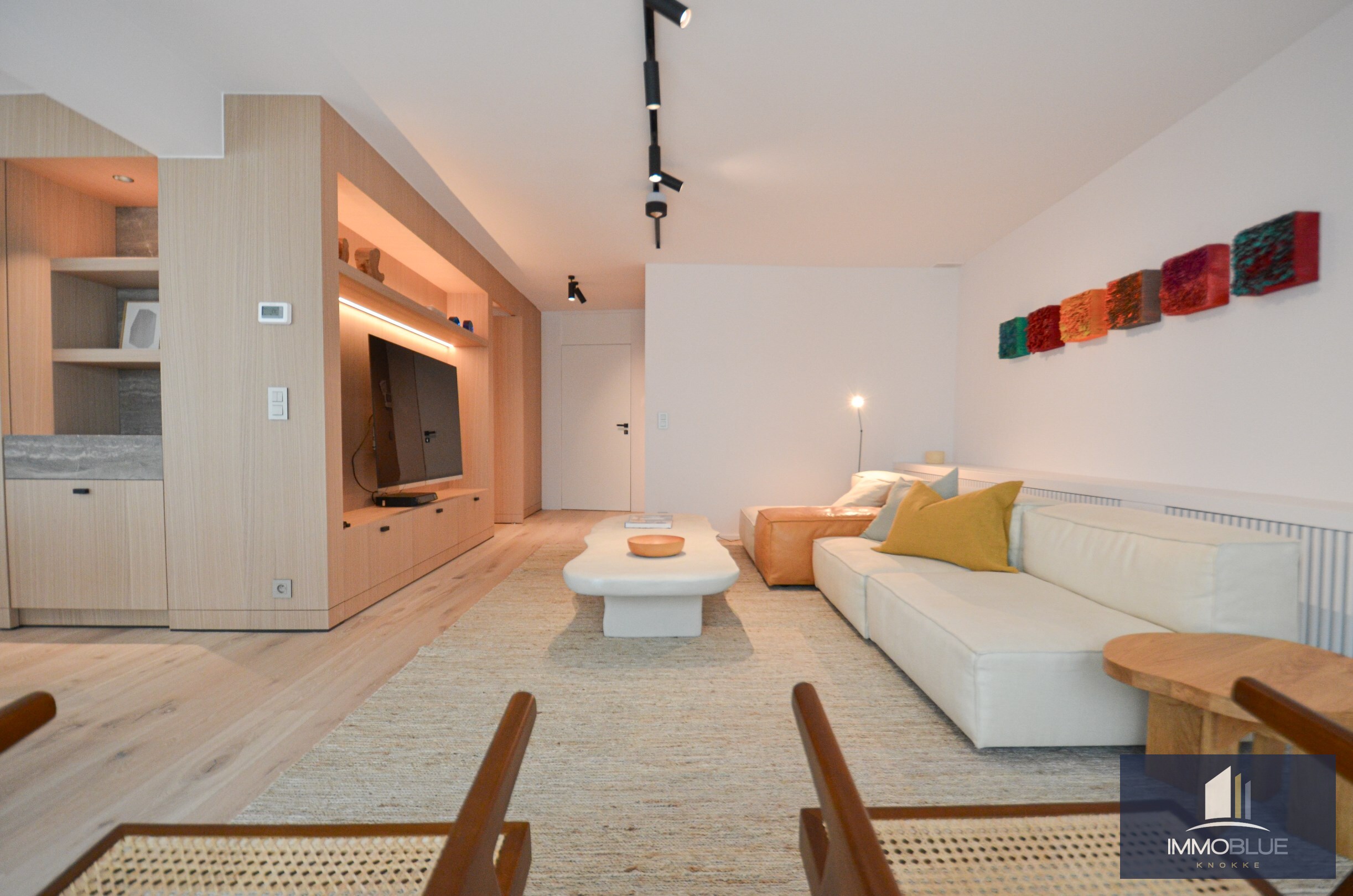 Subliem volledig gerenoveerd appartement met mooi zijdelings zeezicht gelegen in het Zoute. 
