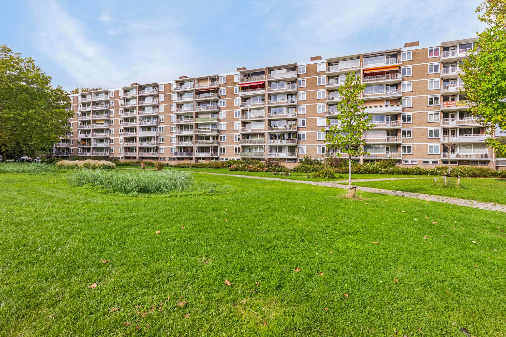 Kopers opgelet! In het Lage Land bieden wij dit ruime 4-kamer appartement gelegen op de 7e verdieping met 3 slaapkamers, 2 balkons, berging in de onderbouw en gelegen op eigen grond te koop aan! 