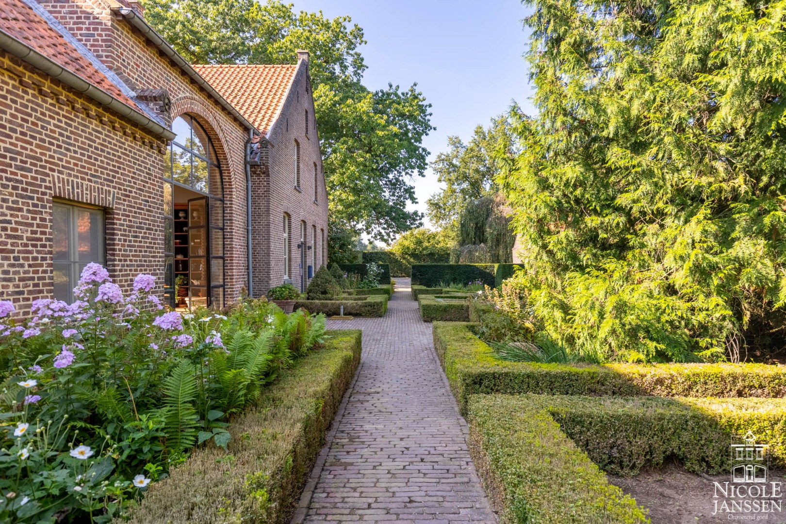 Prachtige vierkantshoeve omringd door weilanden en prachtige tuin 