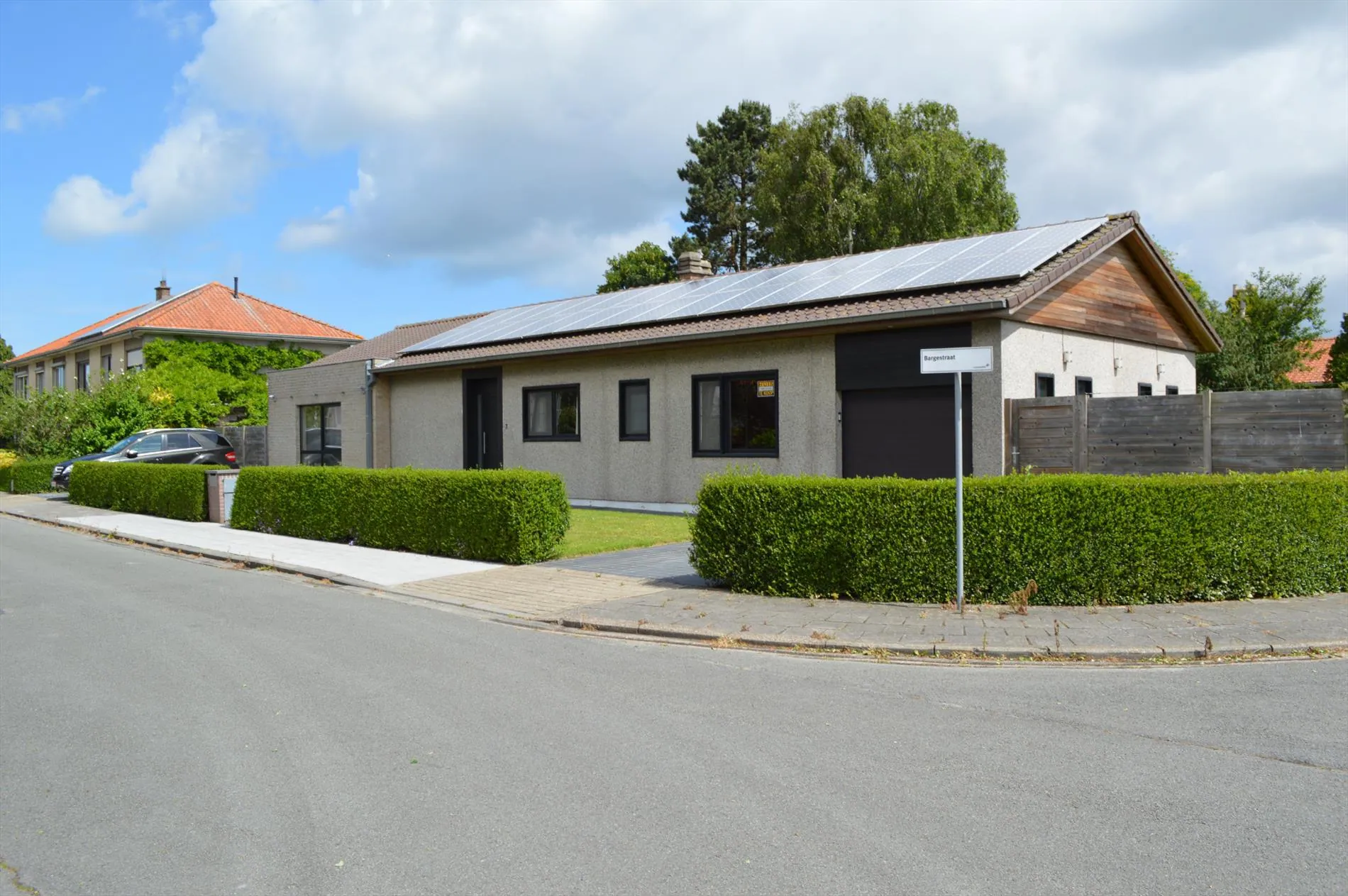 Alleenstaande laagbouwwoning met 4 slaapkamers in een rustige omgeving in het centrum van Leffinge