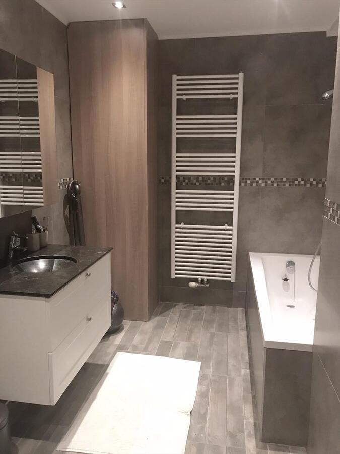 MOOI GERENOVEERDE WONING MET TUIN  AAN STADSRAND 