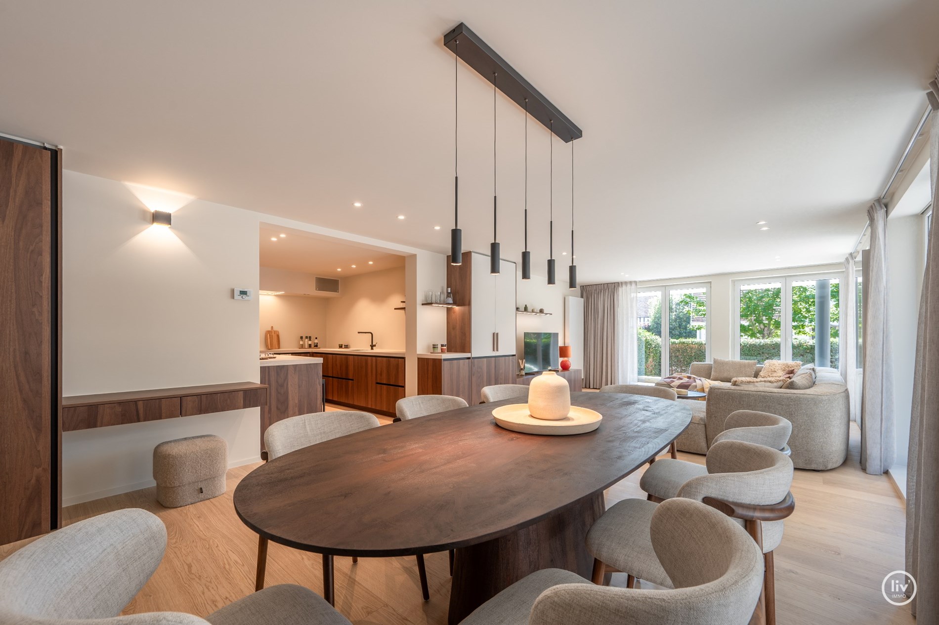 Stijlvol gerenoveerd hoekappartement  (130 m2) met royale gevelbreedte en zuidgerichte terras. 