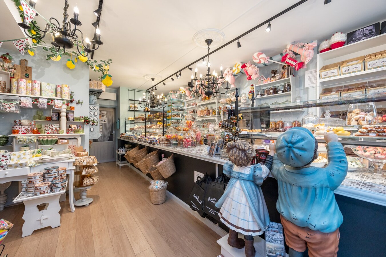 Interessante investeringsopportuniteit in hartje Malle: handelspand + 2 appartementen 