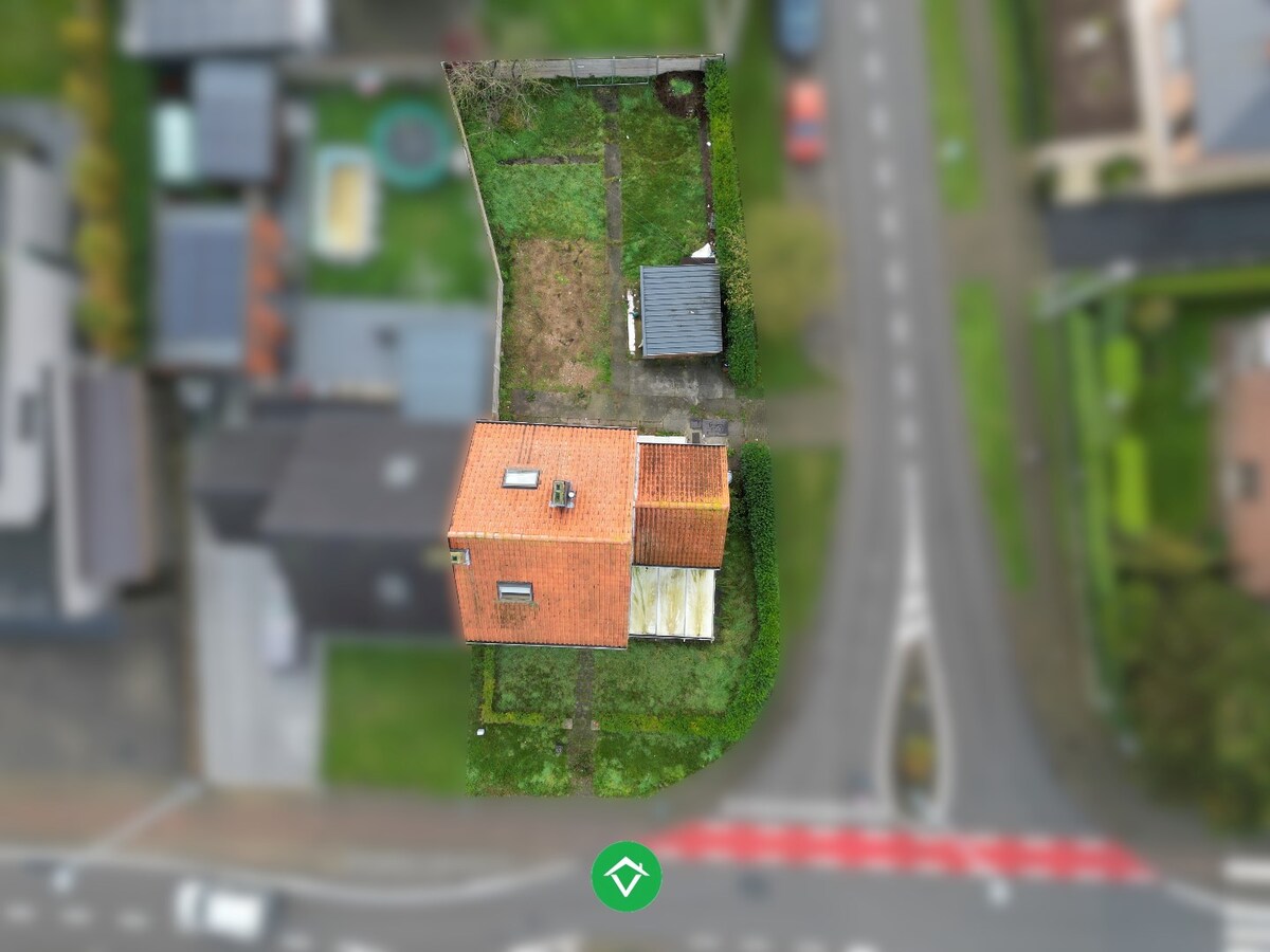 Op te frissen woning met 7 slaapkamers en tuin te Gistel 