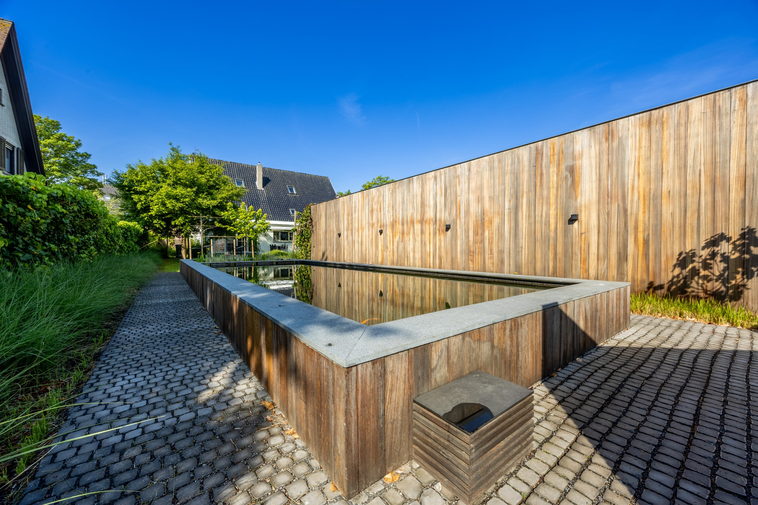 STATIGE VILLA MET MAGAZIJN 