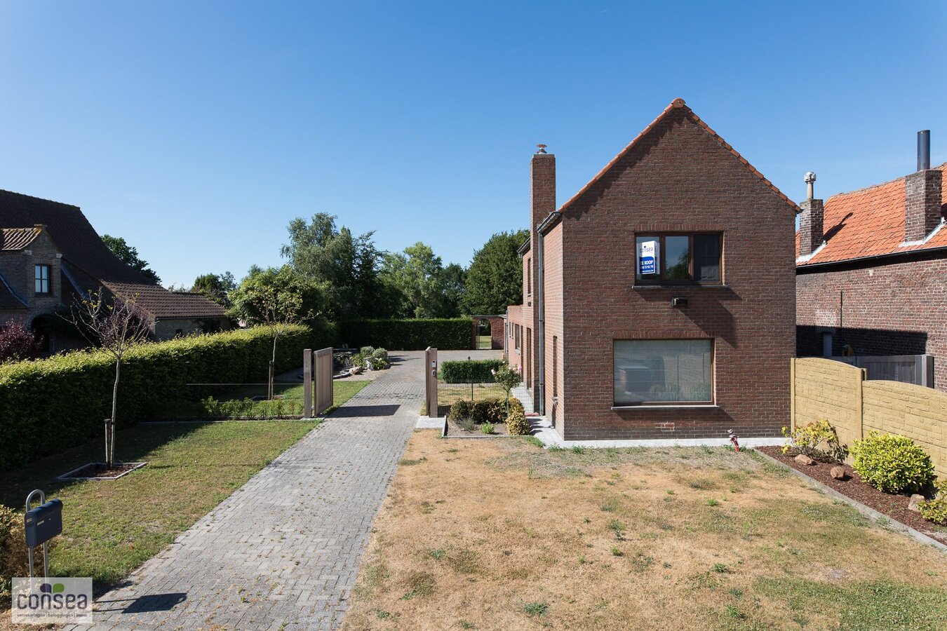 TE KOOP: VRIJSTAANDE WONING OP EEN MAGNIFIEK STUK GROND. 