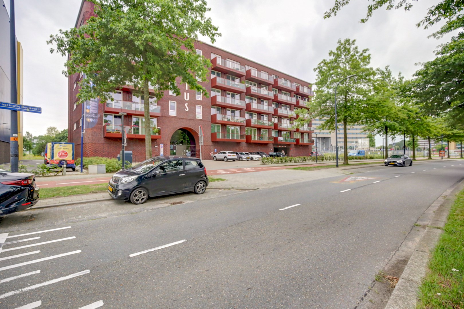 Zo te betrekken recent opgeleverde luxe 3-kamer appartement, welke gelegen is op de eerste verdieping met eigen parkeerplaats in parkeergarage! 