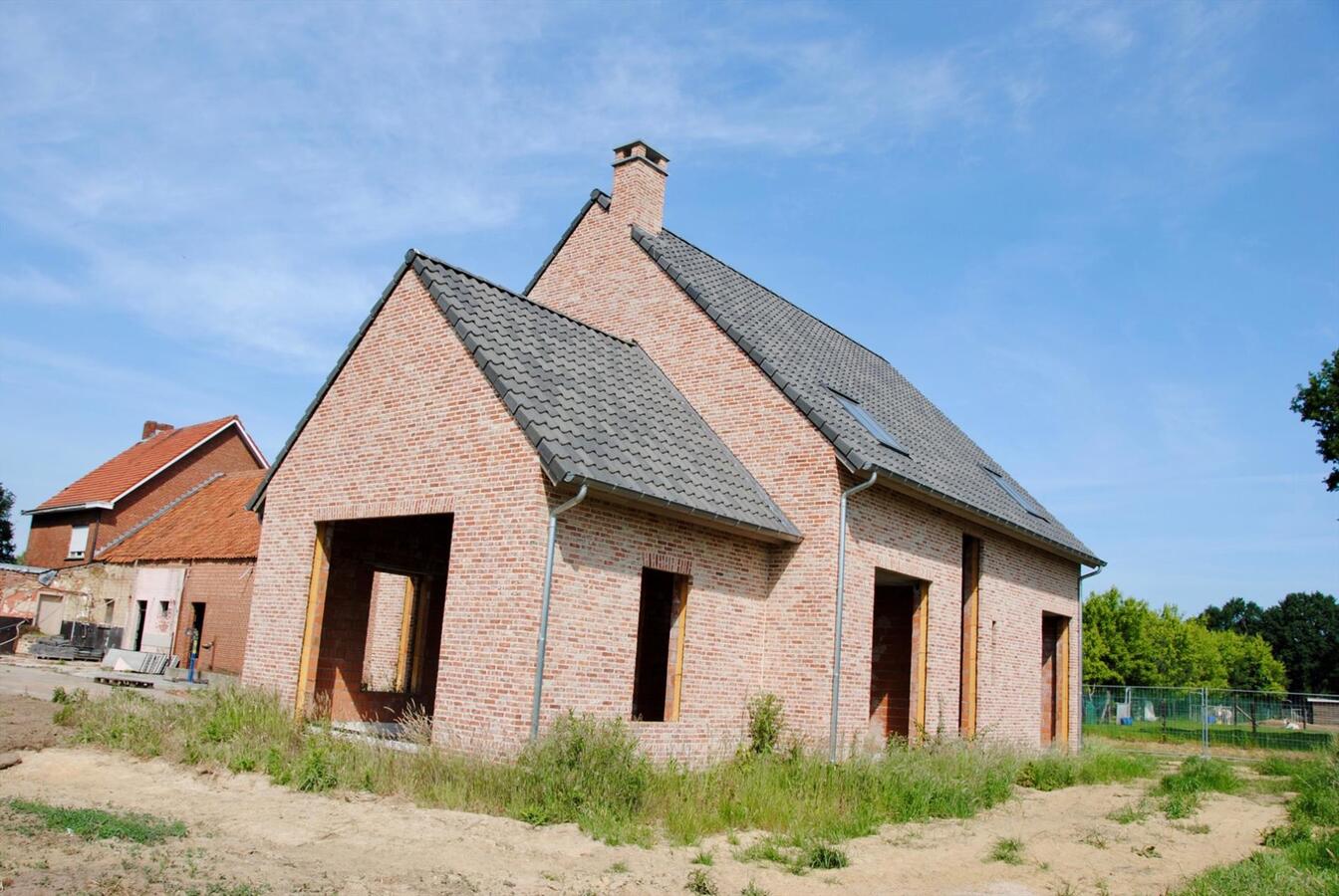 IN OPTIE; Ruwbouw woning met te renoveren stalgebouw op ca. 1,66 ha te Olen 