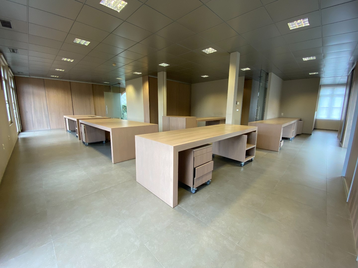 Stijlvol gelijkvloers handelspand van ca 150 m&#178; op zeer commerci&#235;le ligging! 