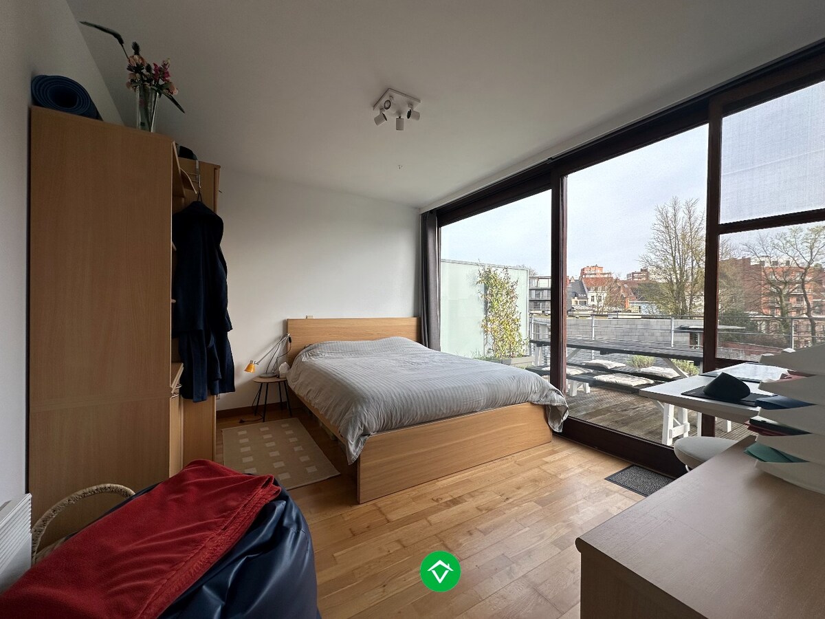 Appartement met 2 slaapkamers, 2 zonneterrassen en een autostandplaats in centrum Gent 