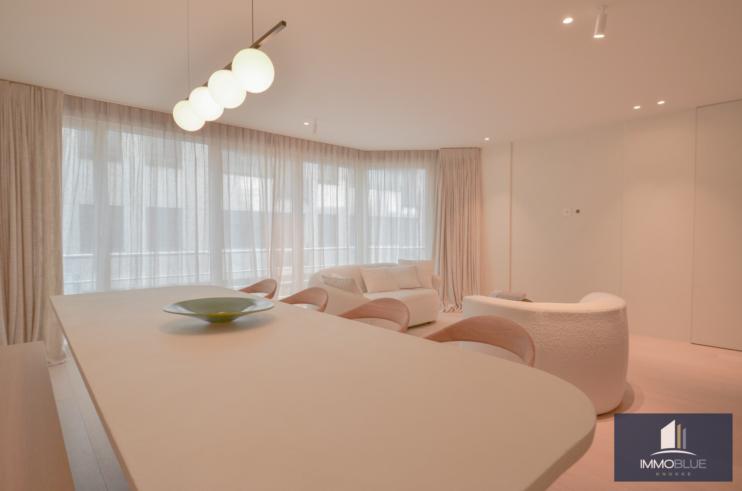Volledig gerenoveerd appartement met een mooi zijdelings zeezicht gelegen nabij het Driehoeksplein. 