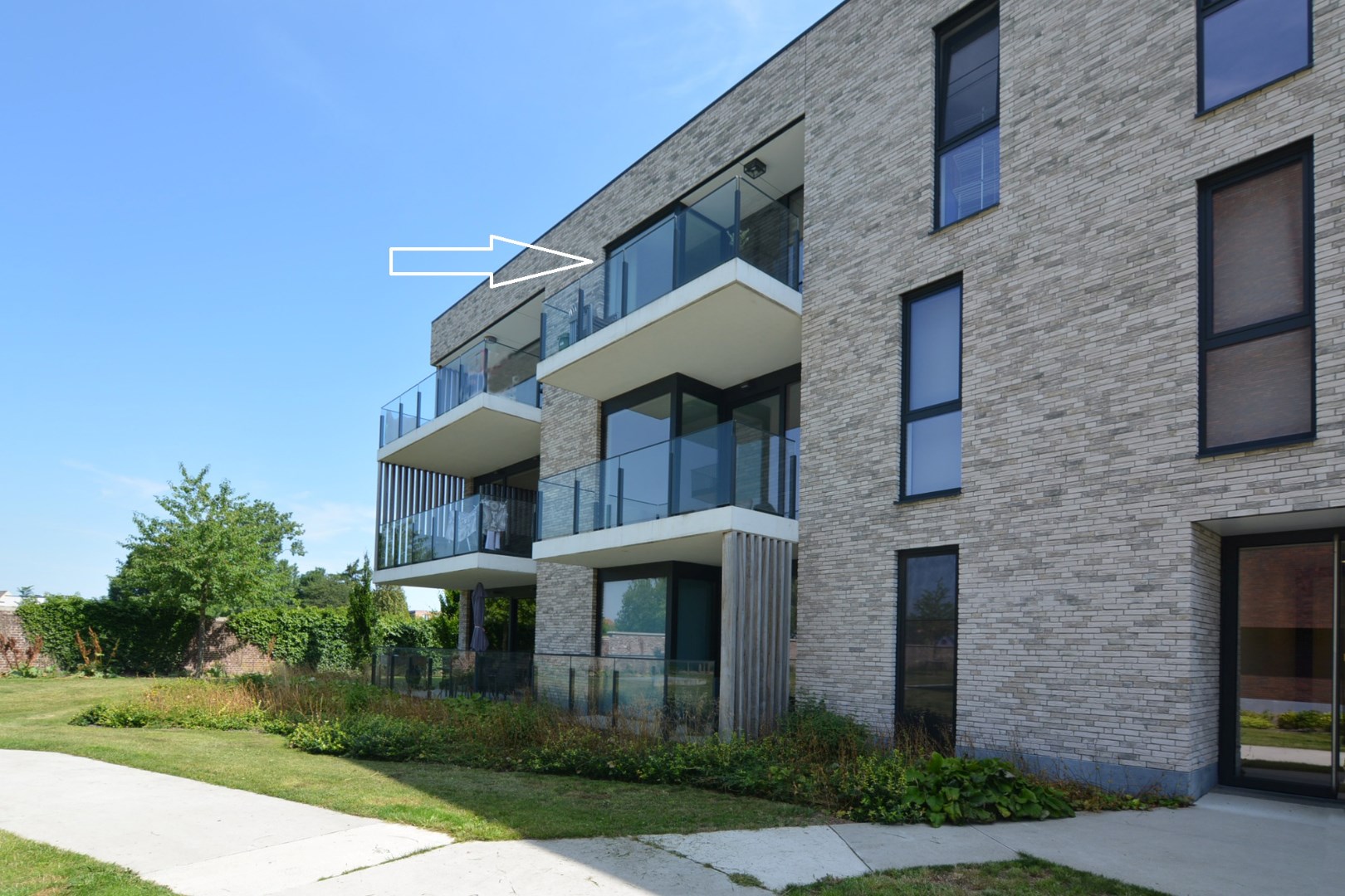 Modern energiezuinig appartement met 2 slpks, terras, autostaanplaats en kelderberging. 