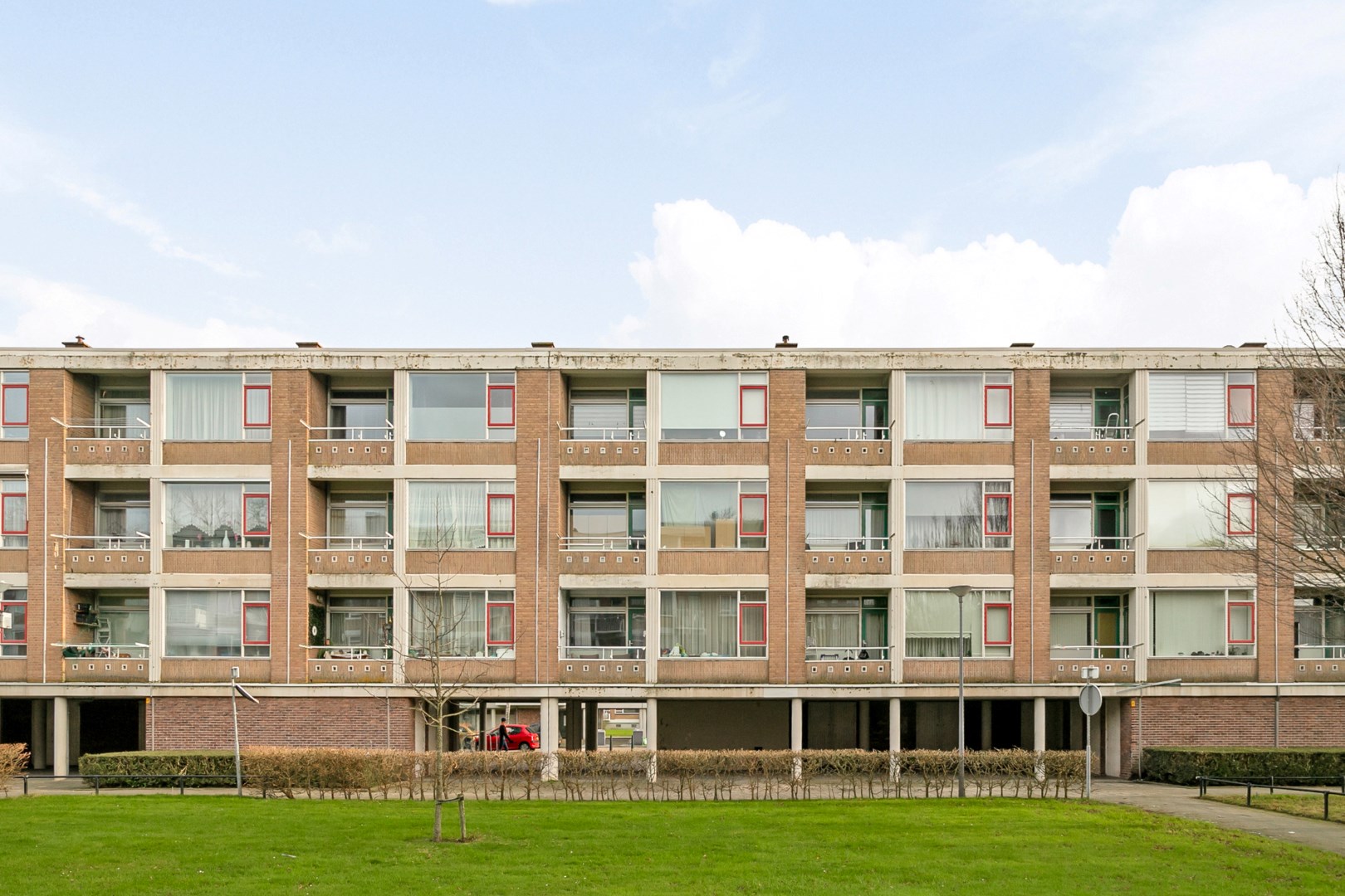 3-kamer TOP appartement met 2 balkons en berging in de onderbouw gelegen in de wijk Charlois Pendrecht. 