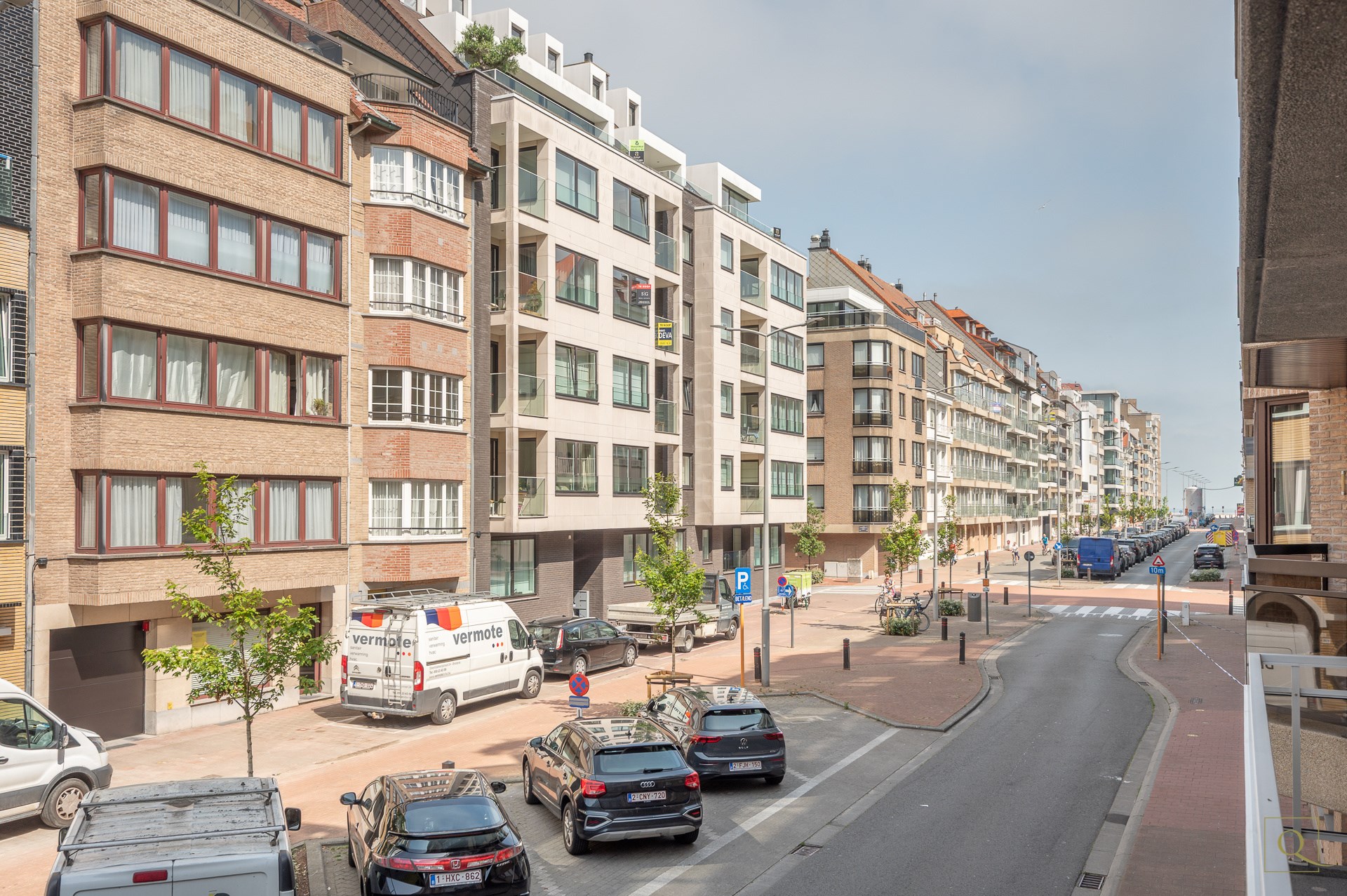Appartement de luxe &#233;l&#233;gamment r&#233;nov&#233; avec deux terrasses ensoleill&#233;es &#224; proximit&#233; de la plage et des commerces. 
