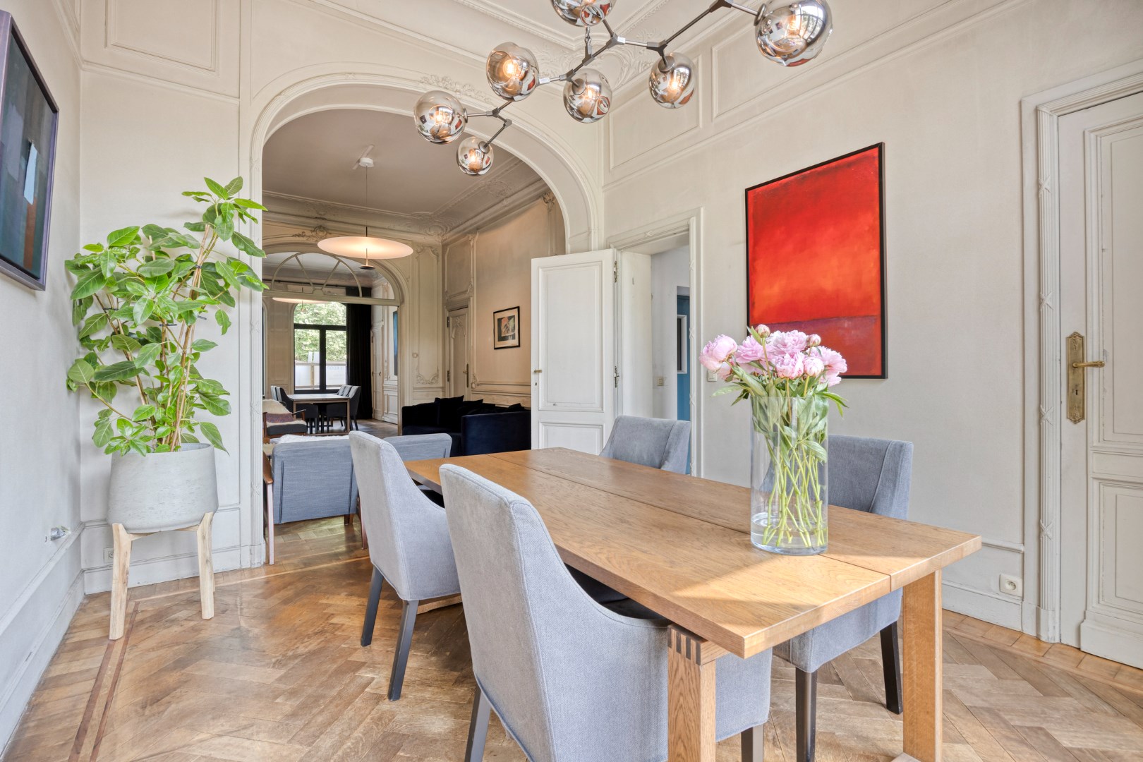 Prachtig herenhuis op de Tiensevest met mogelijkheid tot praktijkruimte - bewoonbare opp. 555 m&#178; 