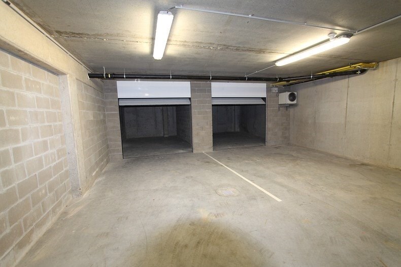 Ondergrondse garage met ervoor autostaanplaats in het centrum Gistel 
