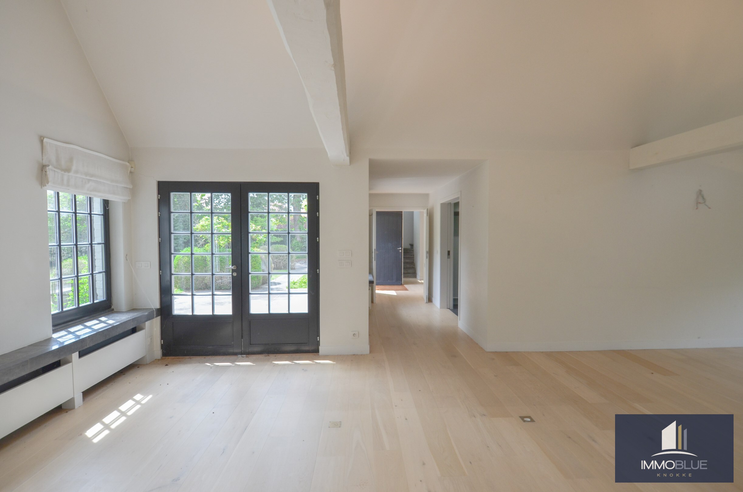 Villa exclusive, situ&#233;e au calme sur un terrain de 1.628 m&#178;, &#224; proximit&#233; du Royal Zoute Tennis Club. 