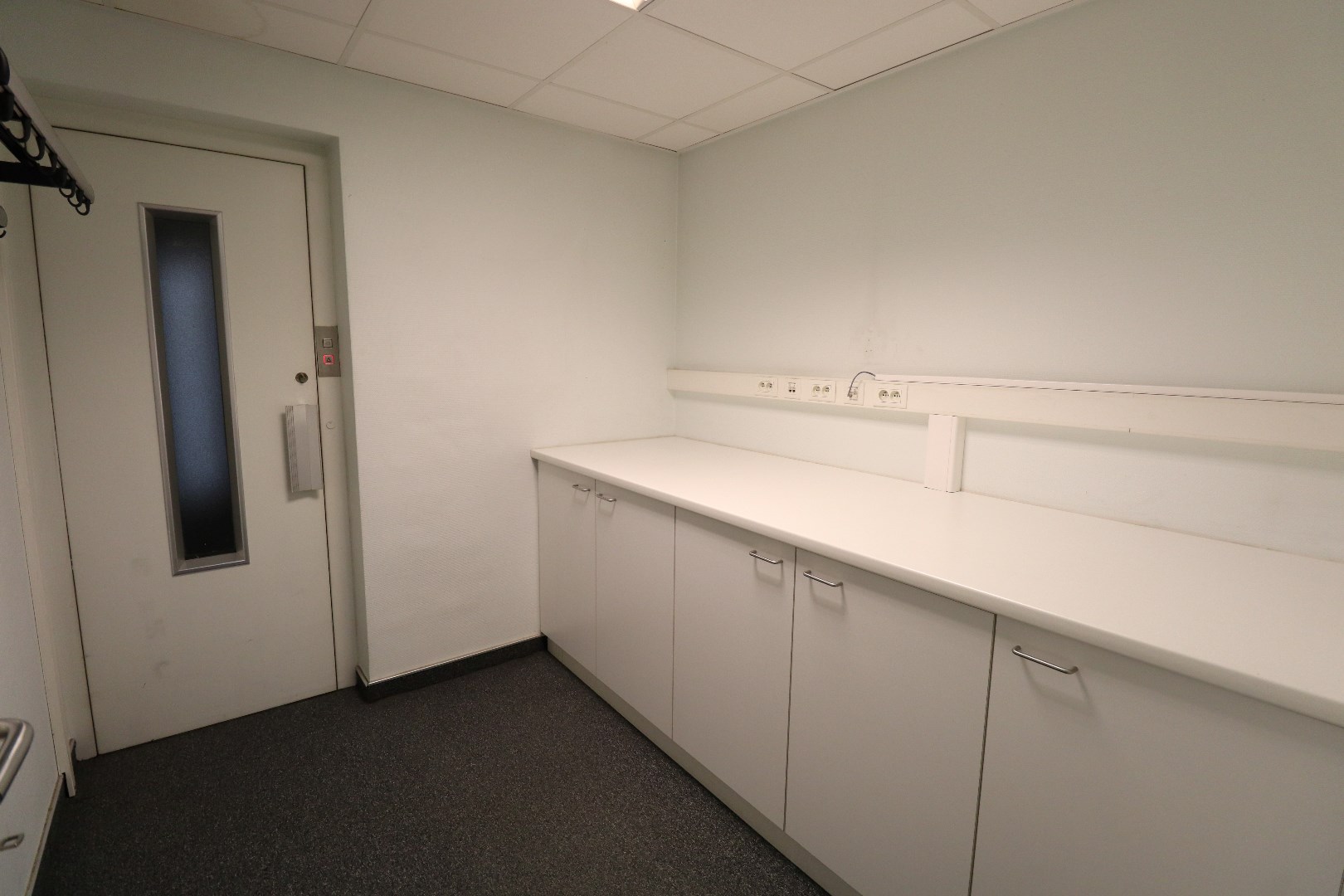 Ruim handelspand (+/- 400m&#178;) te huur gelegen op TOPLOCATIE in Geel! 